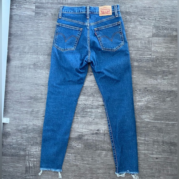 Levis High-Rise Skinny Jeans - Picture 2 of 3